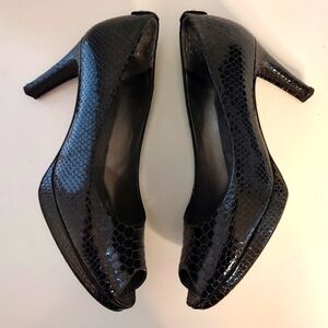 Stuart Weitzman Black Crystal Leather Plainfield Logo Snakeskin Peep Toe…